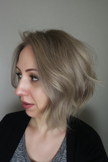 1 Ash_Blonde_Textured_Bob_Dark_Roots_Wavy_pp