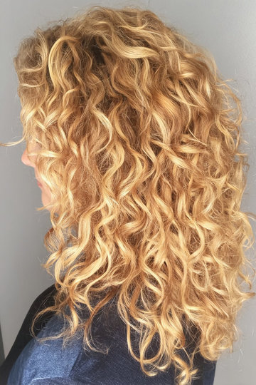 1 golden-blonde-balayage-long-curly-hair-back_pp