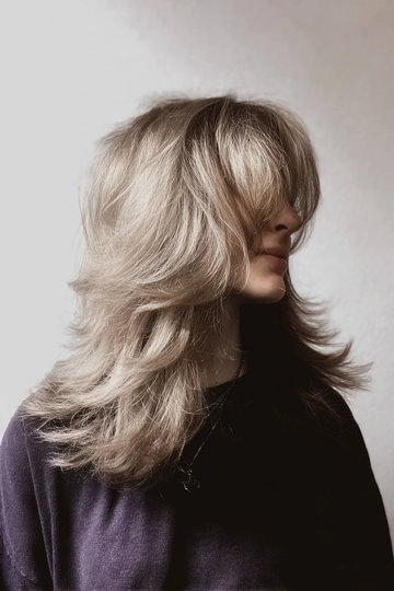 10 Ash-Blonde-Rooted-Long-Layered-Wolf-Cut-Soft-Waves_pp