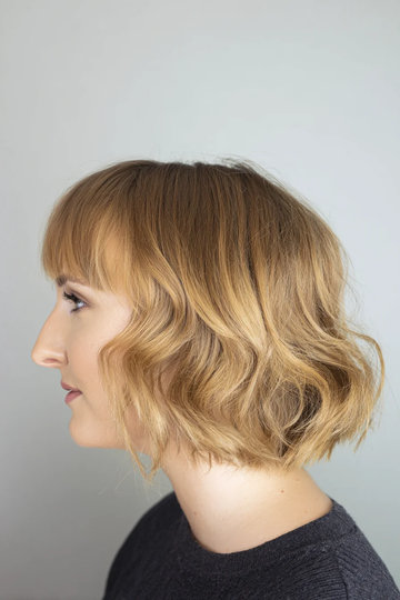 11 golden-blonde-wavy-ear-length-bob-with-bangs_pp