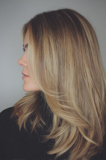 11 medium-long-straight-golden-blonde-balayage-brown-shadow-roots_pp