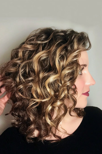 13 dark-brown-blonde-balayage-mid-length-curly-hair_pp