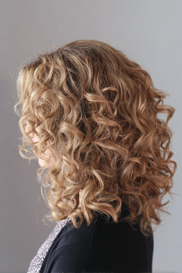16 golden-blonde-balayage-mid-length-curly-hair_pp