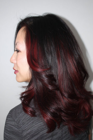 17 long-wavy-black-hair-deep-burgundy-highlights_pp