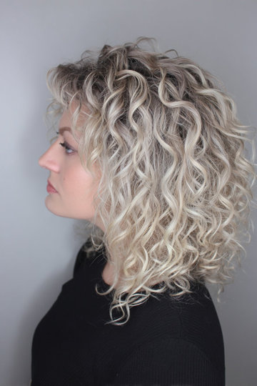 2 platinum-blonde-shadow-root-mid-length-curly-hair_pp