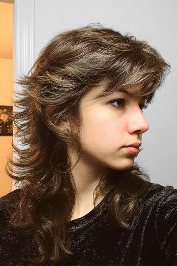 20 Medium-Brown-Honey-Highlights-Long-Wolf-Cut-Side-Swept-Bangs_pp