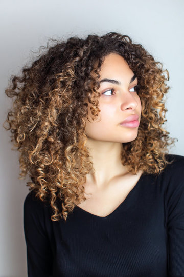 20 dark-brown-honey-balayage-mid-length-curly-hair_pp