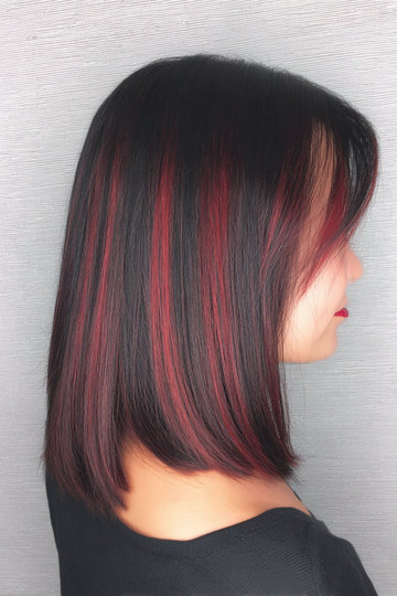 20 medium-straight-black-hair-red-highlight-streaks_pp