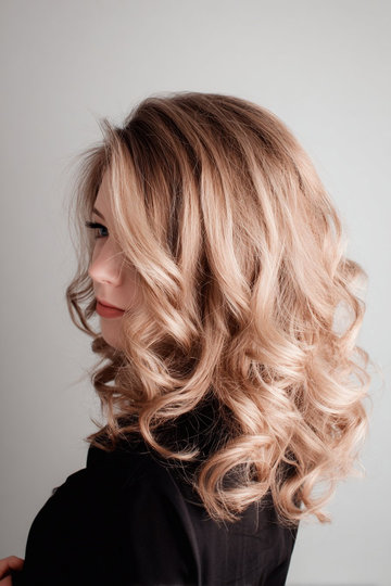 21 rose-gold-blonde-shadow-root-mid-length-curly-hair_pp
