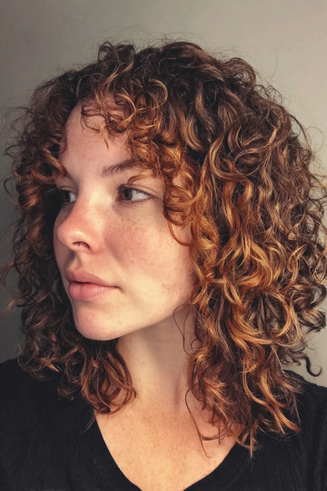 23 Brunette-Golden-Blonde-Balayage-Curly-Lob_pp