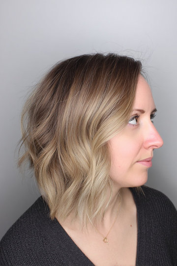 23 Honey_Blonde_Balayage_Bob_Brown_Roots_Chin_Length_pp