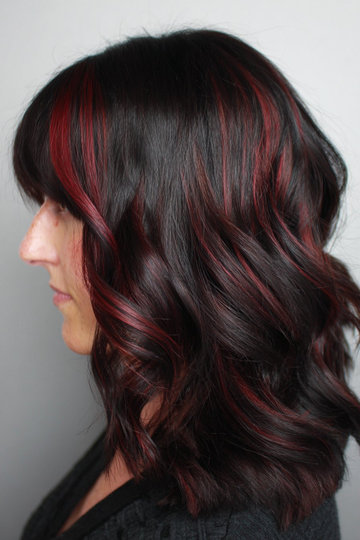 25 medium-wavy-black-hair-red-highlights-bangs_pp