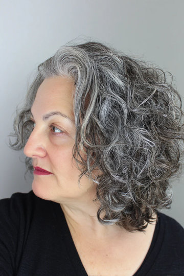 27 salt-pepper-silver-charcoal-natural-gray-medium-curly-bob-loose-curls_pp