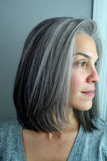 29 salt-pepper-silver-charcoal-natural-gray-medium-angled-bob-straight_pp