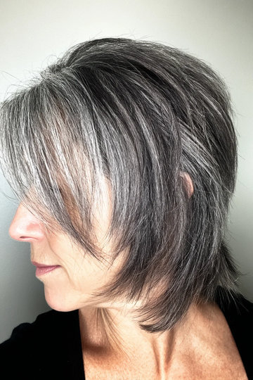 31 salt-pepper-silver-charcoal-natural-gray-short-angled-bob-straight_pp
