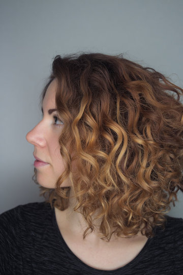 6 medium-brown-golden-blonde-ombre-mid-length-curly-hair_pp