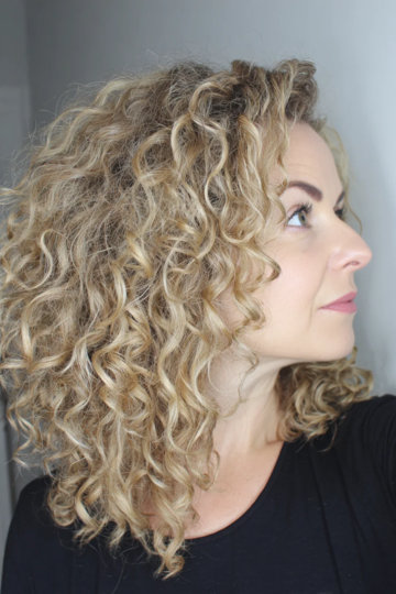 7 Honey-Blonde-Medium-Layered-Throughout-Tight-Curls-Voluminous_pp