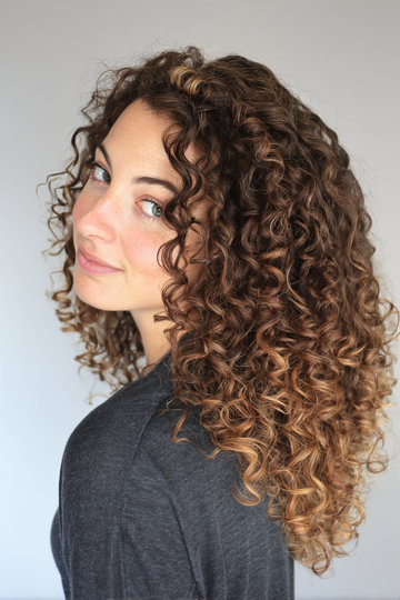 7 dark-brown-caramel-highlights-mid-length-curly-hair_pp