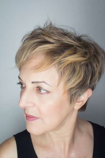 17 golden-blonde-highlights-voluminous-pixie_pin