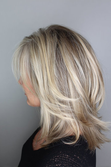 24 platinum-cool-blonde-balayage-shoulder-layers_pin