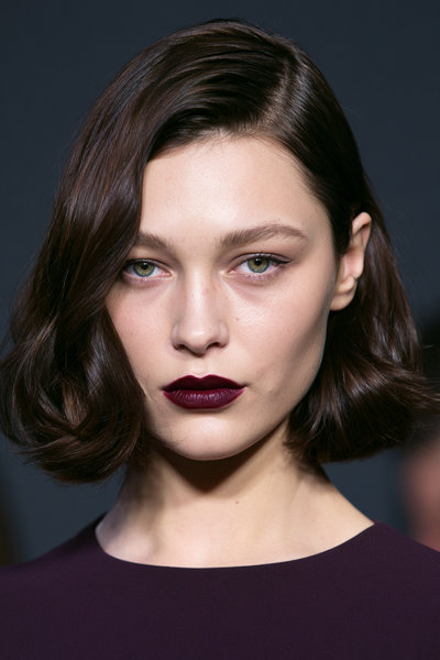 12 Blunt Cut with Deep Side Part_pp